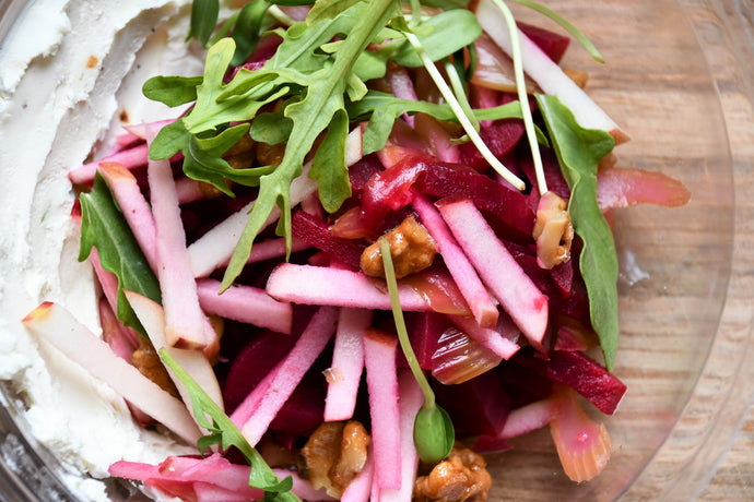 La salade à partager betterave, chèvre et noix